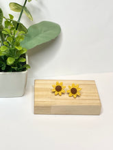 Load image into Gallery viewer, Sunflower Studs